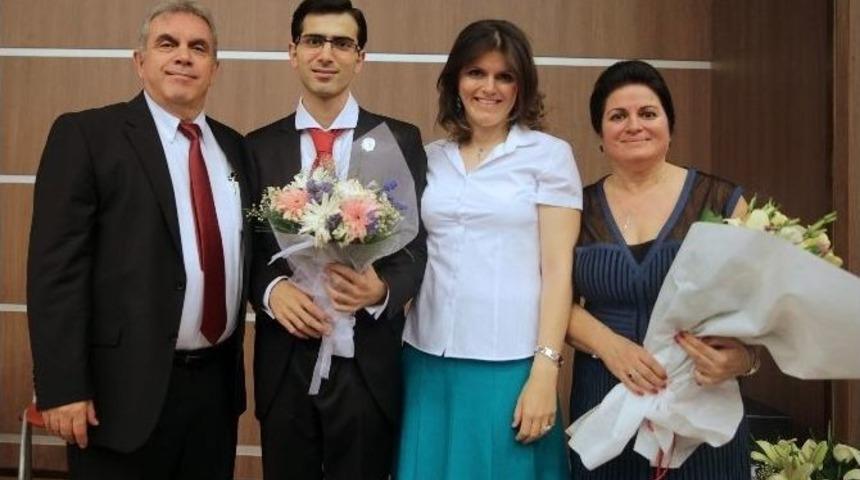 T&uuml;rkiye&rsquo;nin İlk Otizmli &Ouml;ğrencisi Mezuniyet Sevinci Yaşadı