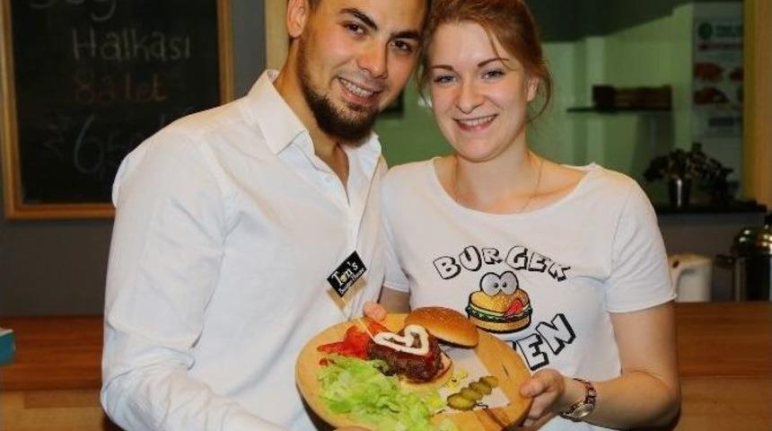 Amsterdam İzmir Hattında Hem Aşk, Hem İş &Ccedil;ıktı