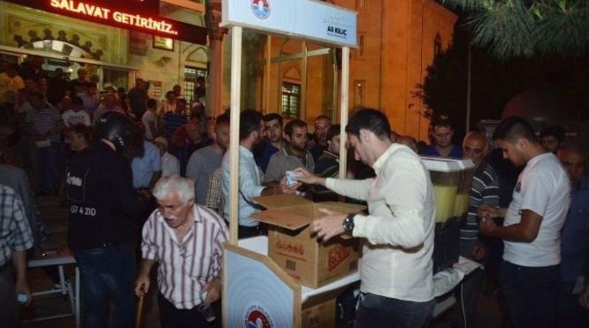 Maltepe&rsquo;de İlk Teravih Sonrası Limonata İkram Edildi