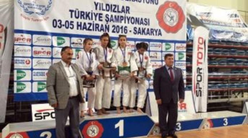 Trabzon B&uuml;y&uuml;kşehir Belediyespor Kadın Karate Takımı Avrupa &Uuml;&ccedil;&uuml;nc&uuml;s&uuml; Oldu