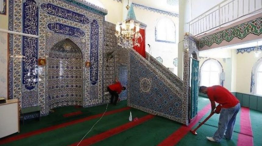 Konak&rsquo;ta Camilerde Ramazan Temizliği