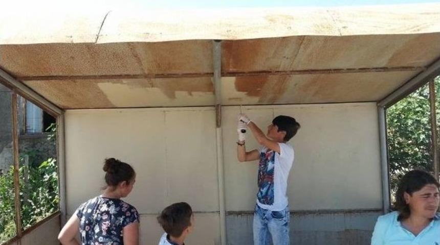 &Ouml;ğrenciler Yolcu Durağını Boyadı