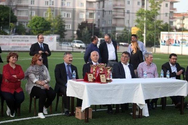 Turnuvanın Birincisi İşletme Takımı Oldu