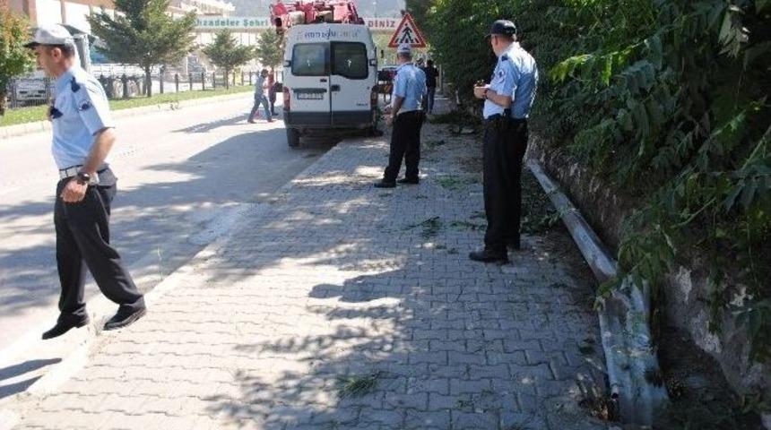 İş&ccedil;ileri Taşıyan Minib&uuml;s &Ccedil;arptığı Direği İkiye Ayırdı