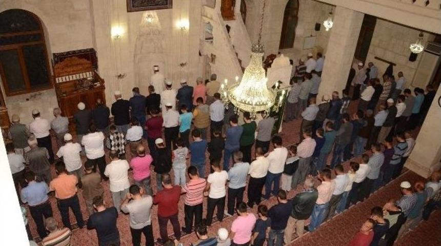 İlk Teravih Namazında Camiler Doldu Taştı