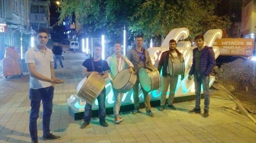 Sandıklı&rsquo;da Ramazanın İlk Sahurunda Davulcular Sokaklara Dağıldı