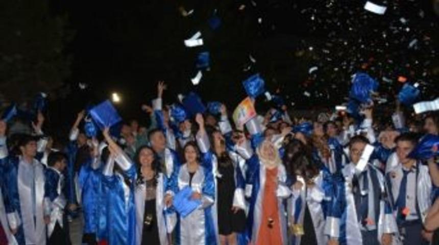 İlk Mezunlar, Hep Birlikte Kep Fırlattı