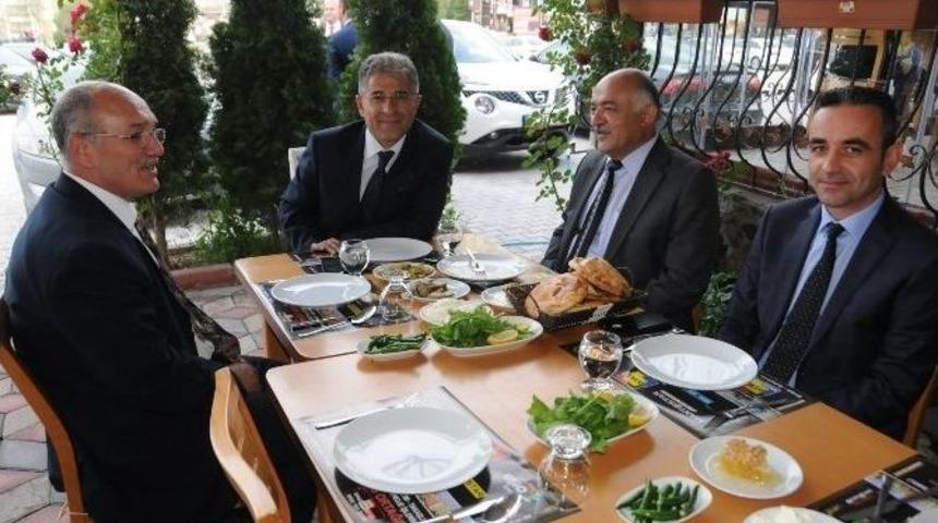 Vali Kılı&ccedil;&rsquo;a Duygulandıran Veda Programı