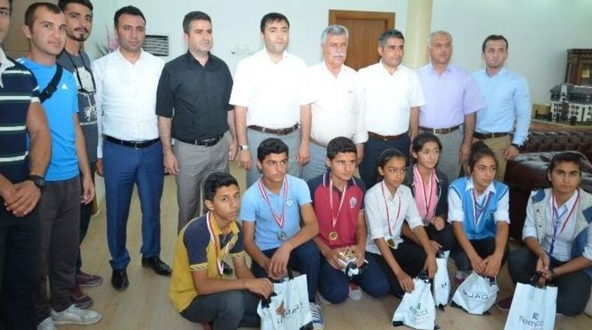 Viranşehir Kaymakamı Citer&rsquo;den &Ouml;ğrencilere &Ouml;d&uuml;l