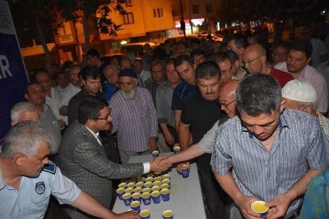 Başkan Çelik’ten Teravih Sonrası Limonata İkramı