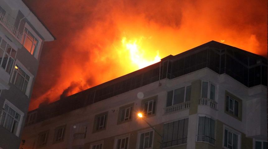 Yozgat’ta çatı katında yangın çıktı! 5 daire kullanılmaz hale geldi