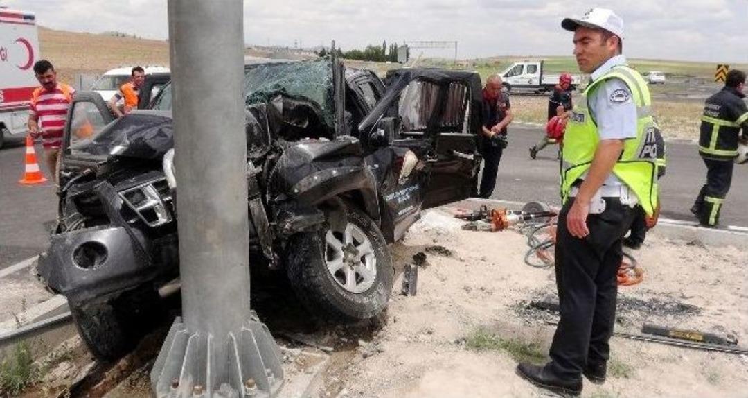 Tarım Aracı Direğe &Ccedil;arptı: 4 Yaralı