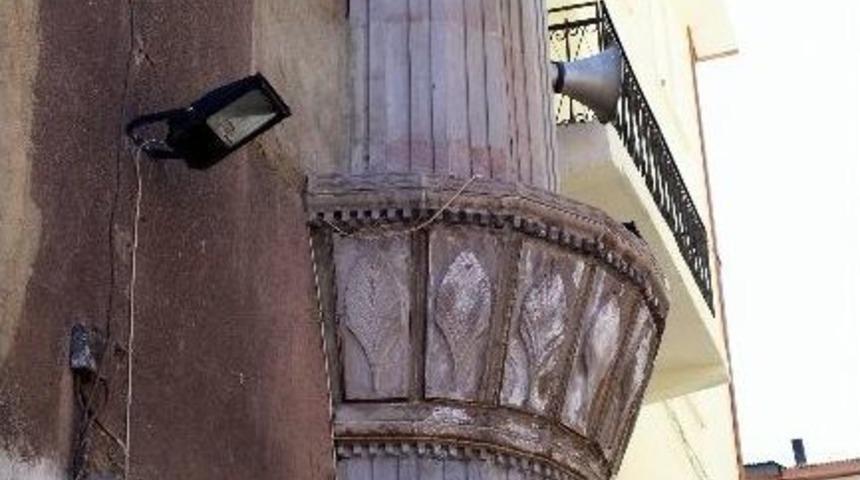 Duvar Minareli Cami G&ouml;renleri Şaşırtıyor