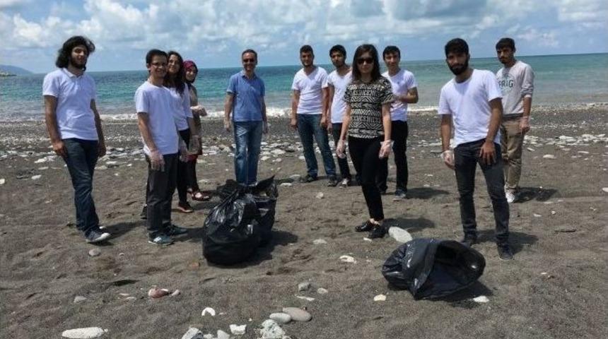 Gen&ccedil;ler Kozlu Sahilini Temizledi