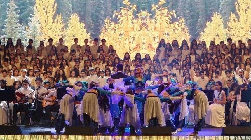 &Ouml;ğrencilerden D&uuml;nyaya Saygı Temalı M&uuml;zik Ve Dans Ş&ouml;leni