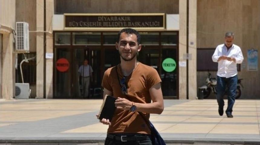 Yolda Bulduğu &Ccedil;antanın Sahibini Arıyor