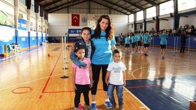 Üç Cocuk Annesi, Üniversite Hayali İçin Yeniden Salona Girdi