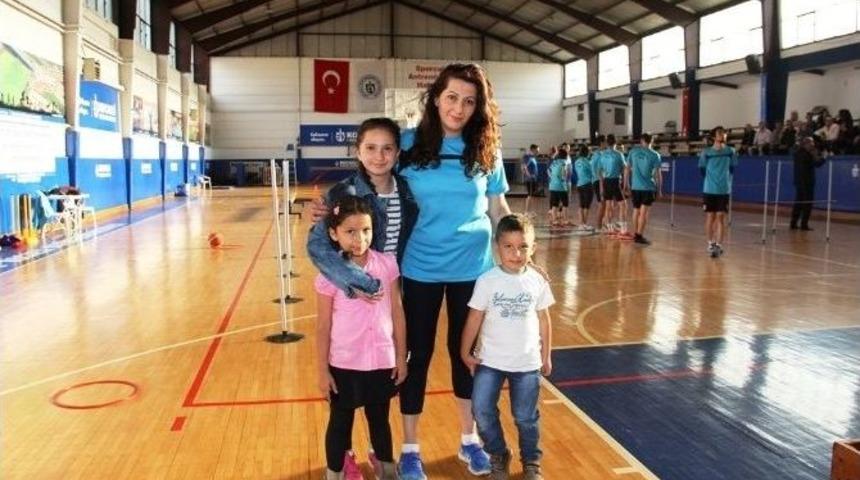 Üç Cocuk Annesi, Üniversite Hayali İçin Yeniden Salona Girdi