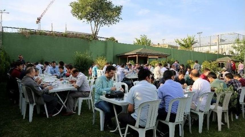 İhlas Vakfı Mezunları Pilav G&uuml;n&uuml;nde Buluştu