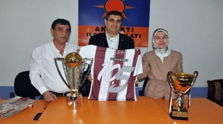 Şampiyonluk Kupası Siyasi Partileri Dolaştı