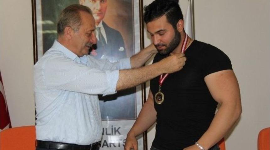 Dünya Rekortmeninden Başkan Atabay’a Ziyaret