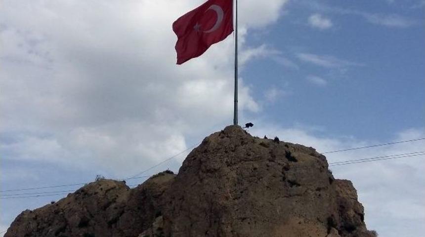 Fırtınanın Yırttığı T&uuml;rk Bayrağı Yerine Asıldı