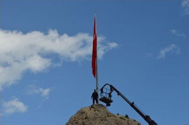 Fırtınanın Yırttığı Türk Bayrağı Yerine Asıldı