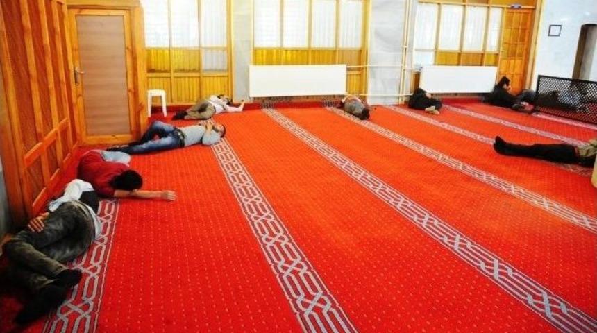 İlk G&uuml;nden Camiler Uyuyanlarla Doldu
