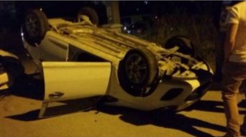 Boz&uuml;y&uuml;k&rsquo;te 2 Otomobil &Ccedil;arpıştı, 3 Yaralı