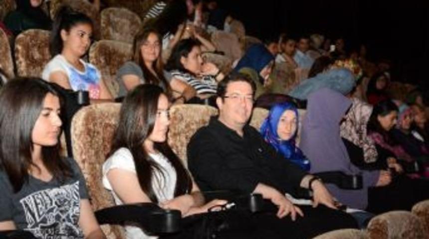 Başkan Yazgı, &Ouml;ğrencilerle Film İzledi
