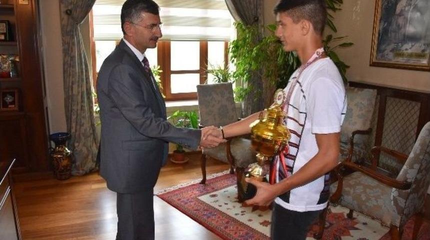 T&uuml;rkiye Birincilerinden Vali Bektaş&rsquo;a Ziyaret