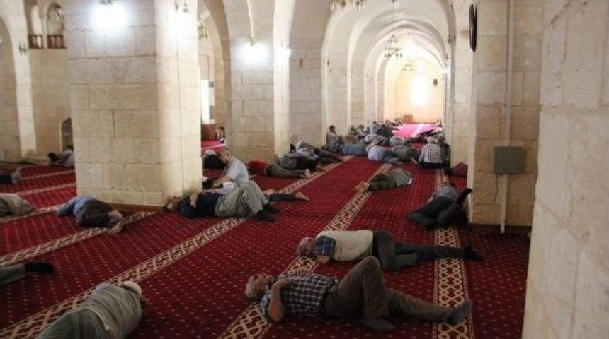 Şanlıurfa&rsquo;da Sıcaktan Bunalan Vatandaşlar Camilerde Serinledi