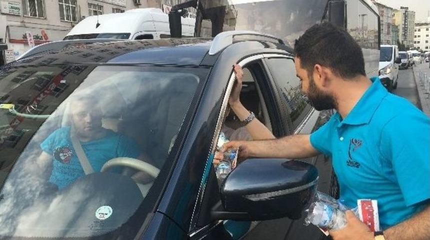 G&uuml;ng&ouml;ren Belediyesi&rsquo;nden Trafikteki Vatandaşlara İftariyelik