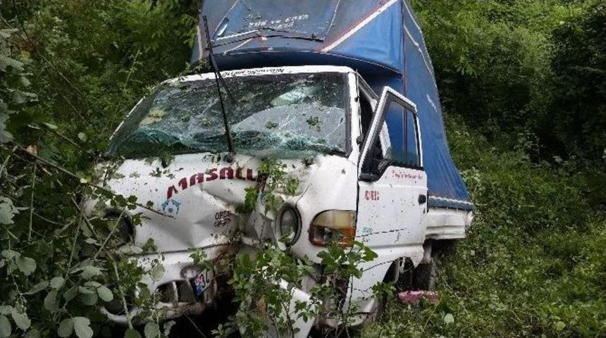 Tır&rsquo;ın &Ccedil;arptığı Kamyonet Şarampole U&ccedil;tu