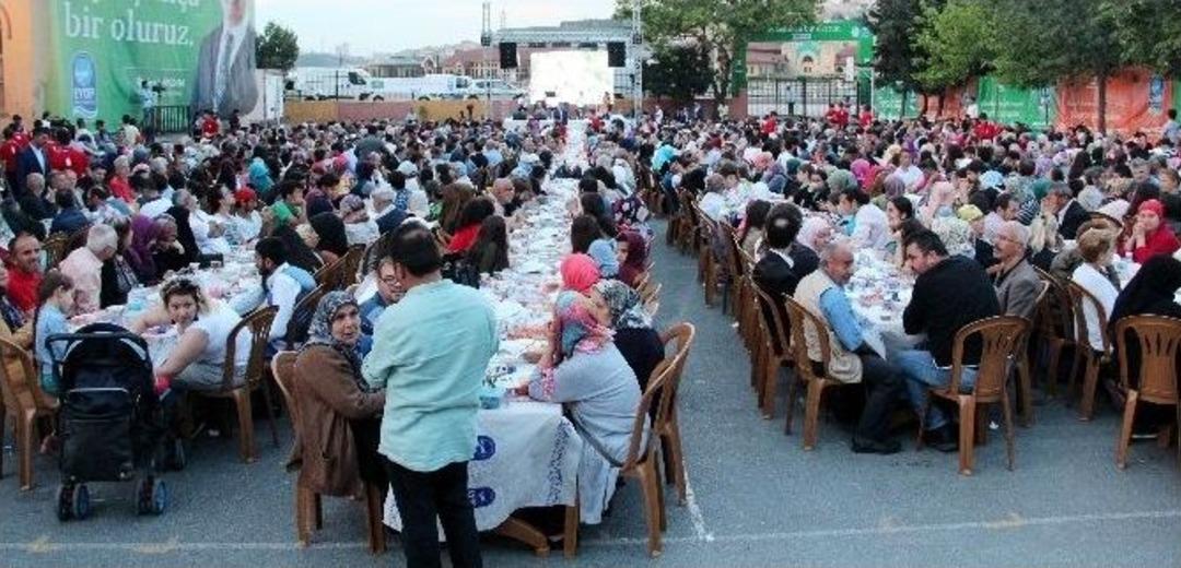 Ey&uuml;p&rsquo;te Beş Bin Kişilik Dev İftar Sofrası Kuruldu