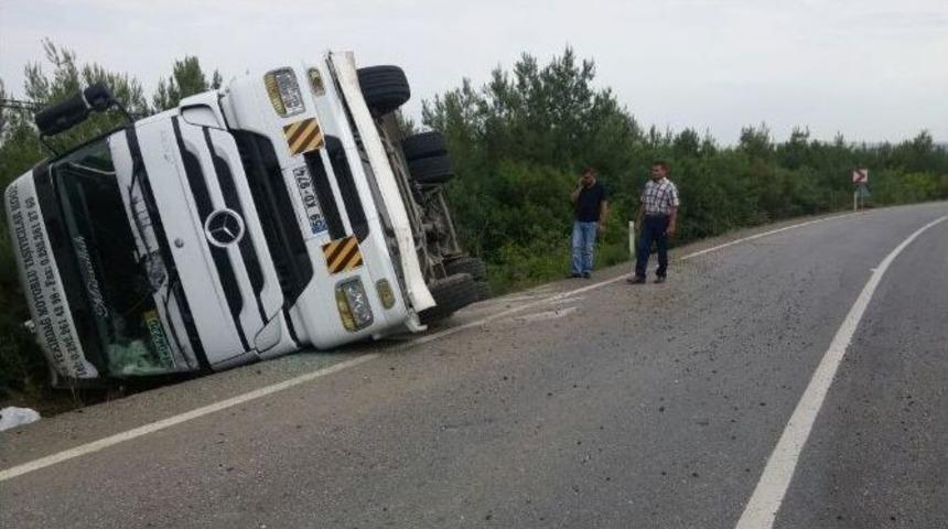 Virajı Alamayan Tır Şarampole Devrildi: 1 Yaralı