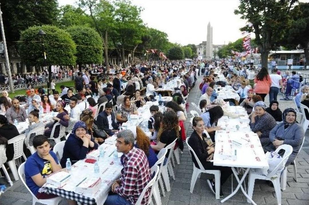 Sultanahmet&rsquo;te 20 Bin Kişi Top Atışıyla İlk Oru&ccedil;larını A&ccedil;tı