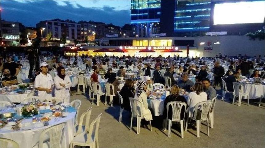 Zeytinburnu Meydanı&rsquo;nda 5 Bin Kişilik İftar Sofrası