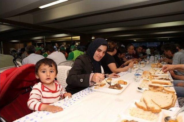 Aşevinde ‘ilk İftar’ Coşkusu