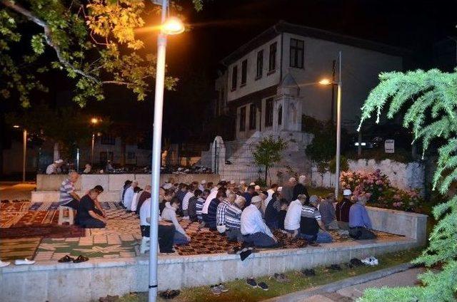 Bursa’da 600 Yıllık Tarihi Namazgah’ta Teravih Coşkusu...(özel Haber)