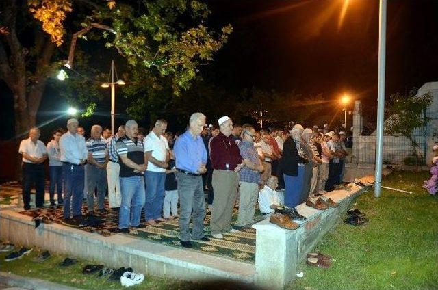 Bursa’da 600 Yıllık Tarihi Namazgah’ta Teravih Coşkusu...(özel Haber)