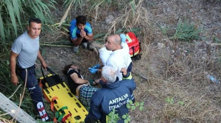 Dere Yatağına D&uuml;şen Suriyeli Baba Ve Oğlu Kurtarıldı