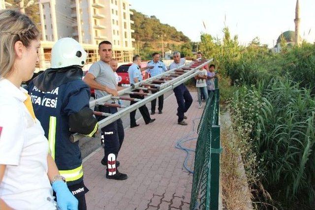 Dere Yatağına Düşen Suriyeli Baba Ve Oğlu Kurtarıldı