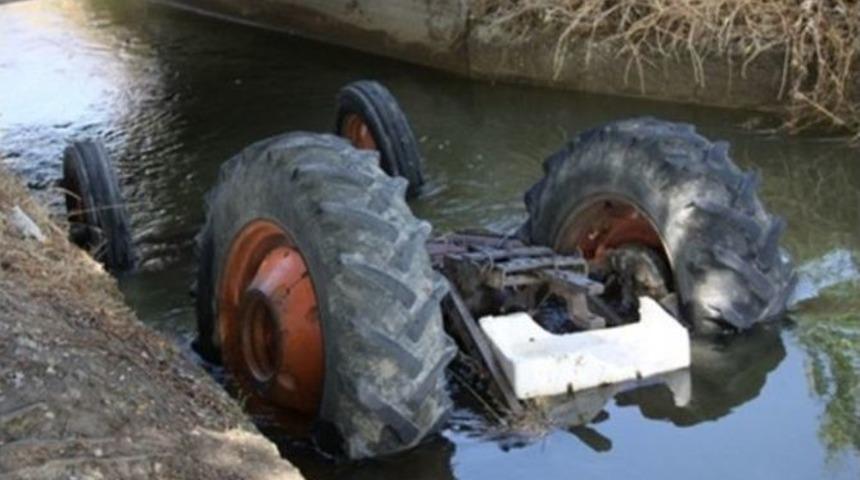 Trakt&ouml;r Su Kanalına Yuvarlandı