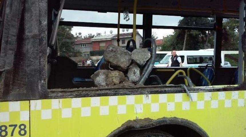 Hafriyat Kamyonu Metrob&uuml;se &Ccedil;arptı, &Ccedil;ok Sayıda Kişi Yaralandı