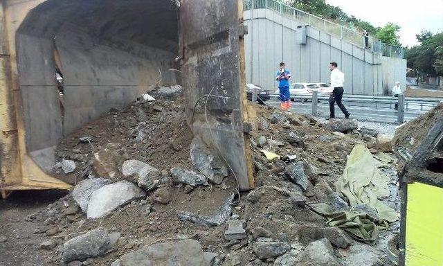 Hafriyat Kamyonu Metrobüse Çarptı, Çok Sayıda Kişi Yaralandı