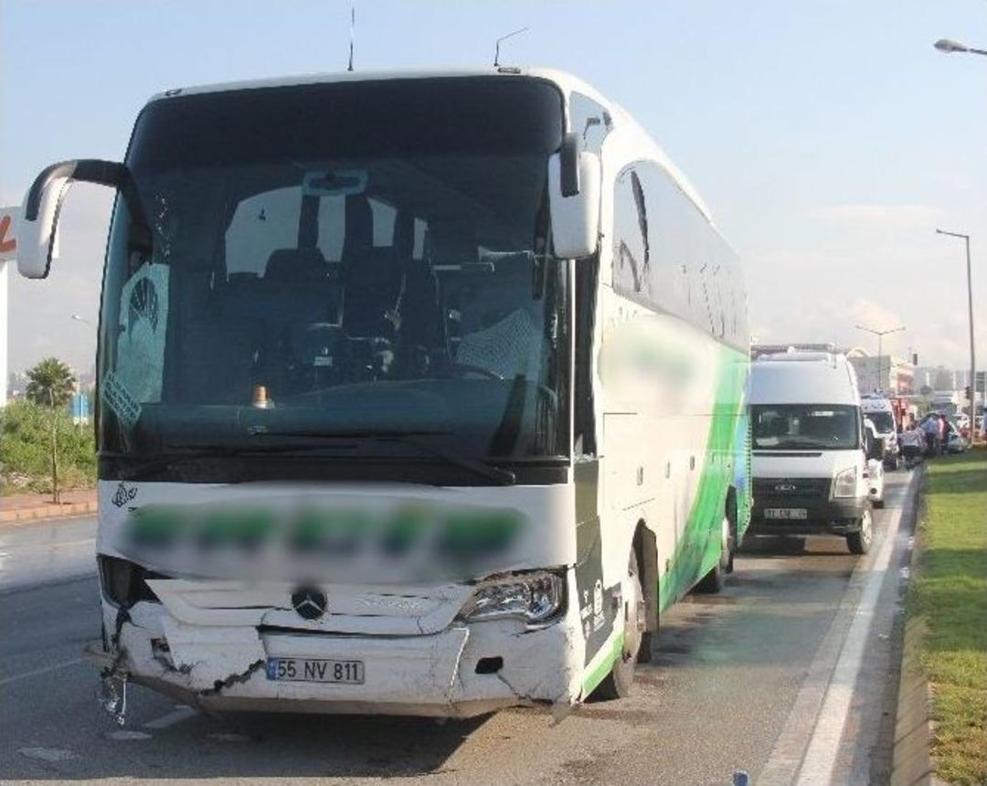 Otob&uuml;s&uuml;n &Ccedil;arptığı Otomobilin Kadın S&uuml;r&uuml;c&uuml;s&uuml; Hayatını Kaybetti