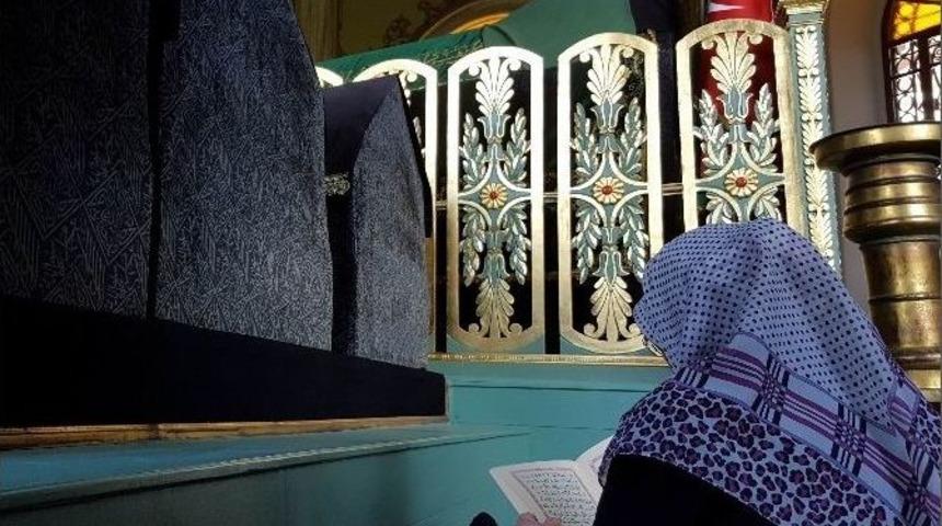 Evliyalar Şehri Bursa&rsquo;da T&uuml;rbeler Ramazan Sebebiyle Doldu Taştı