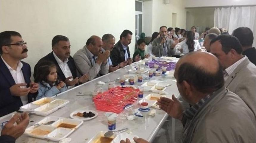 Başkan Mehmet Cabbar İlk İftarını Şehidin K&ouml;y&uuml;nde A&ccedil;tı
