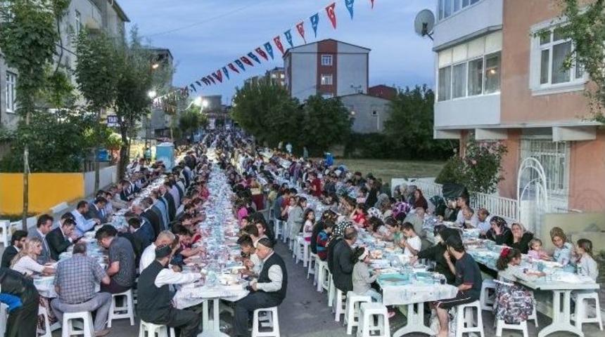 K&uuml;&ccedil;&uuml;k&ccedil;ekmece&rsquo;de İlk İftar Sofrası Yarımburgaz&rsquo;da Kuruldu